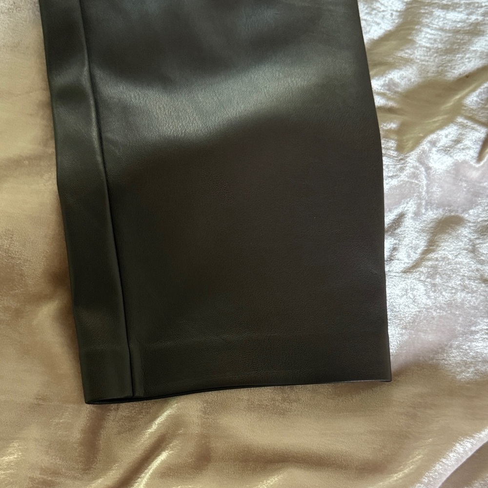 Banana Republic Womens Slim Vegan Leather Jogger | Black Size Medium - Picture 6 of 6